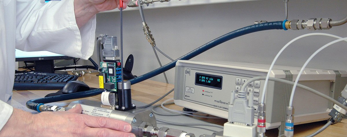 Gas flowmeter calibration using Fluke DHI molbox/molblocs.